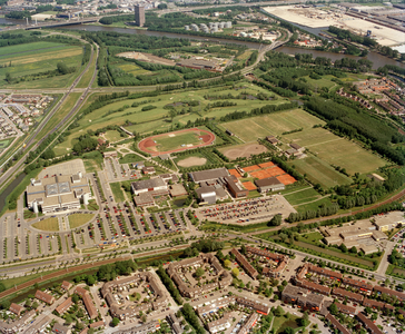 840401 Luchtfoto van het sportpark Blokhoeve te Nieuwegein uit het zuiden. Links het NBC Congrescentrum en de A.C. ...